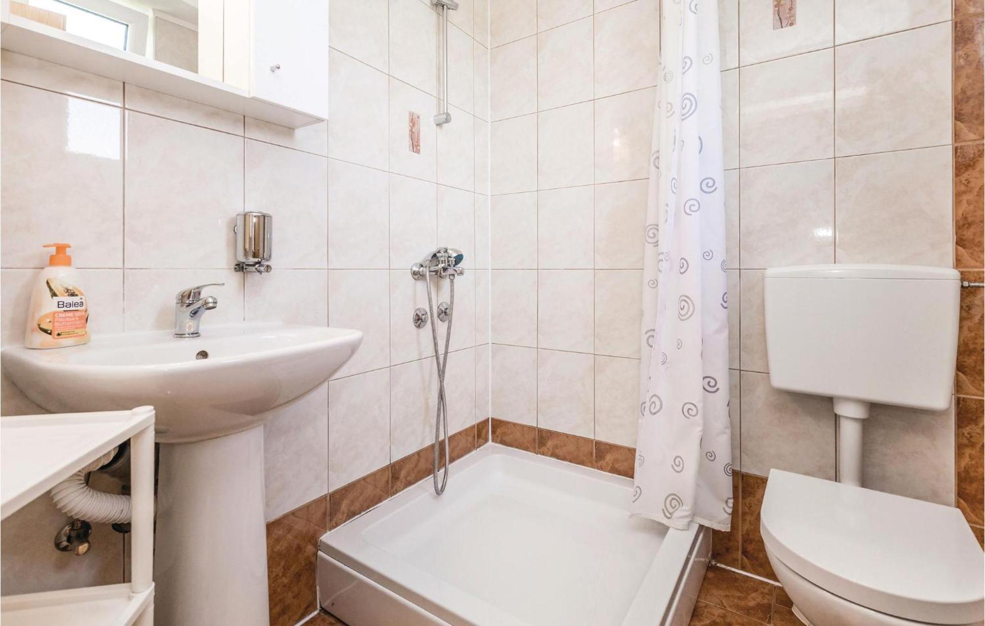 2 Bedroom Cozy Home In Licko Lesce Zewnętrze zdjęcie