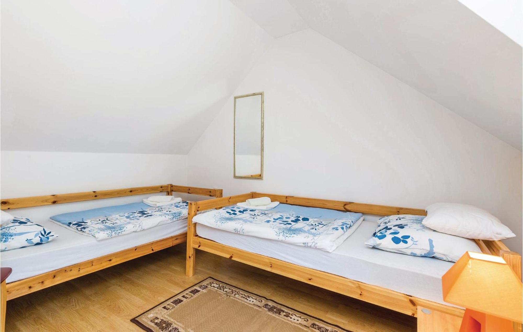 2 Bedroom Cozy Home In Licko Lesce Zewnętrze zdjęcie