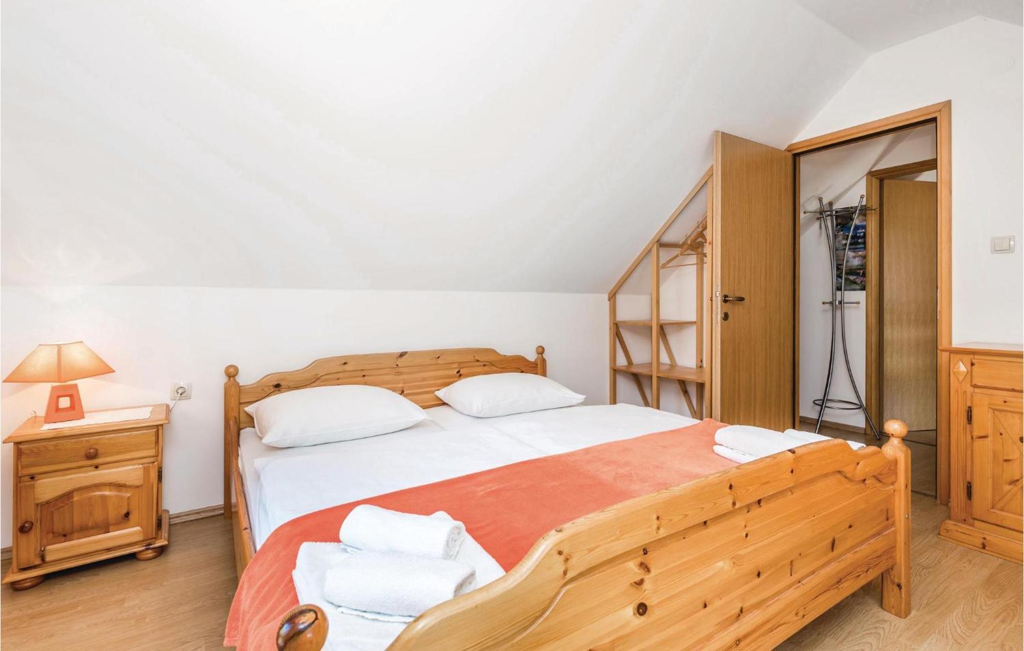 2 Bedroom Cozy Home In Licko Lesce Zewnętrze zdjęcie