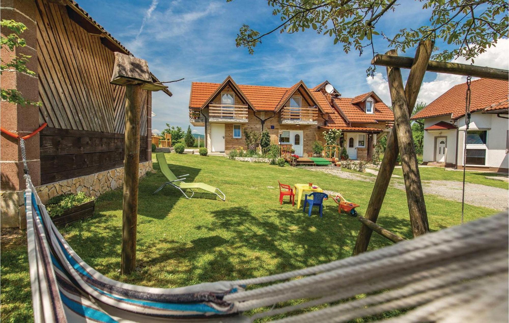 2 Bedroom Cozy Home In Licko Lesce Zewnętrze zdjęcie