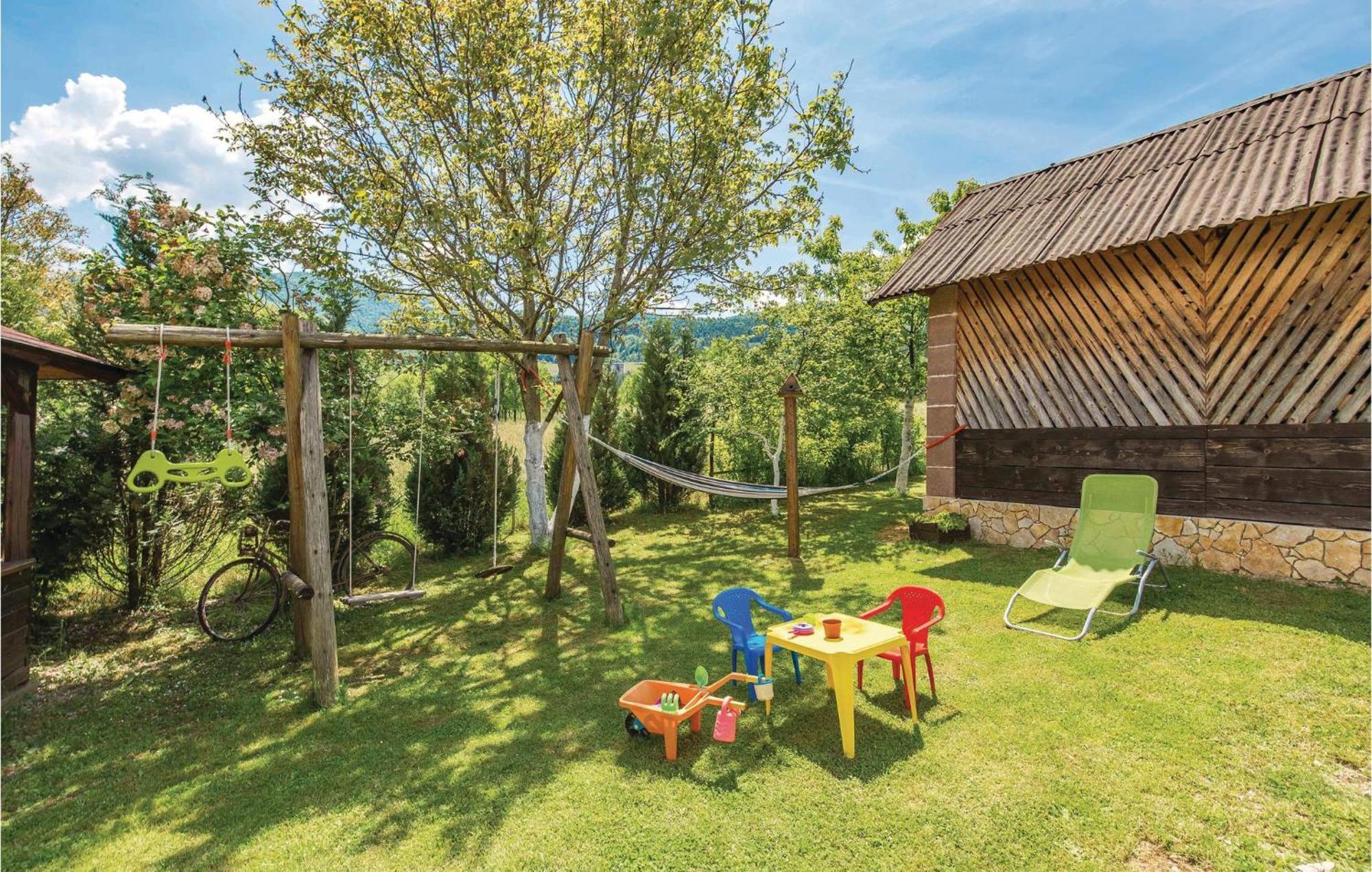 2 Bedroom Cozy Home In Licko Lesce Zewnętrze zdjęcie