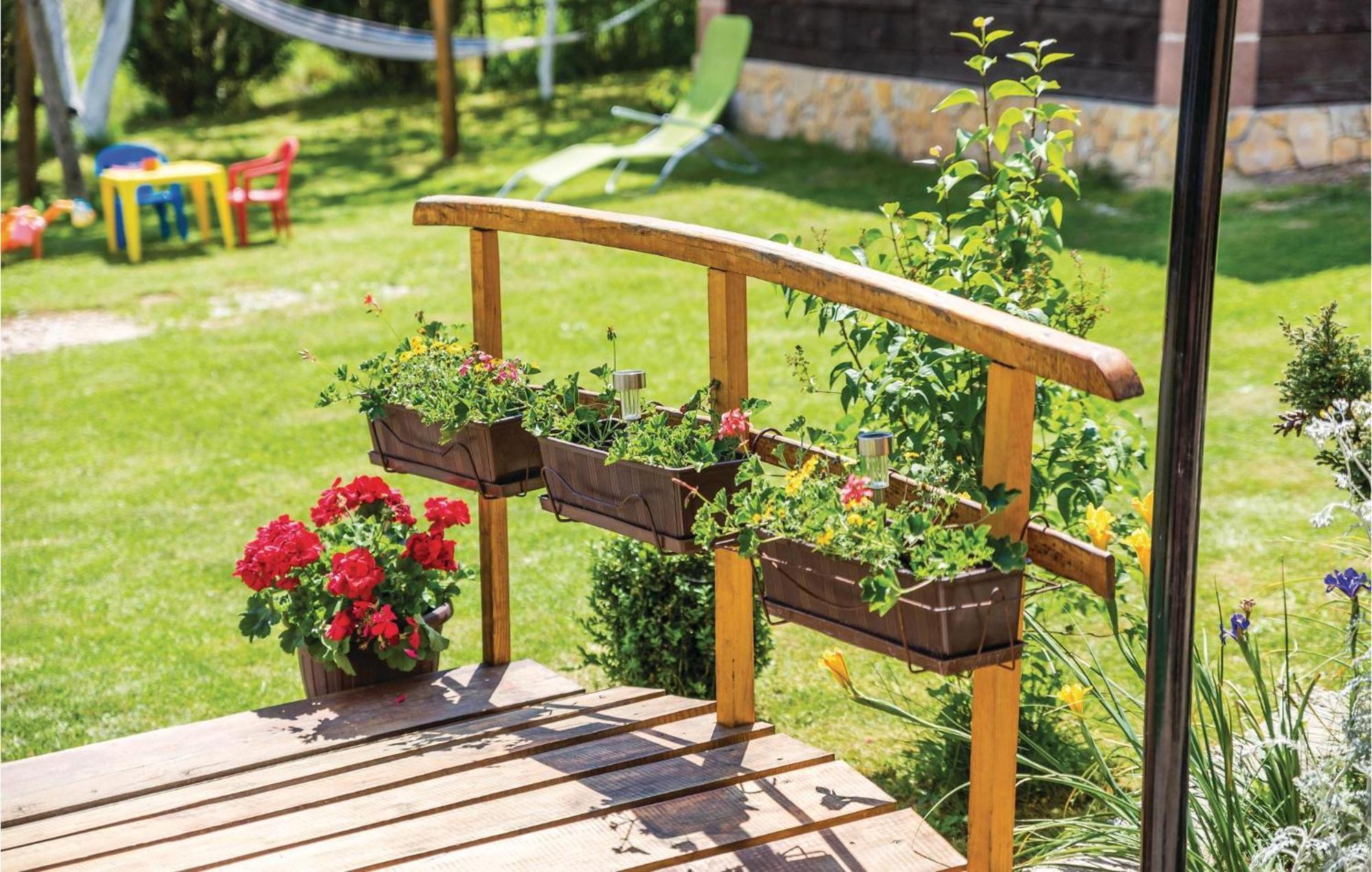 2 Bedroom Cozy Home In Licko Lesce Zewnętrze zdjęcie