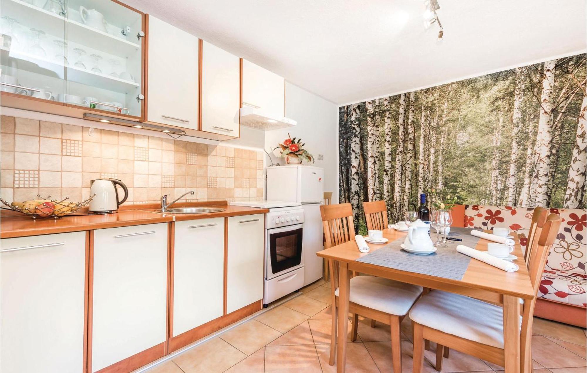 2 Bedroom Cozy Home In Licko Lesce Zewnętrze zdjęcie