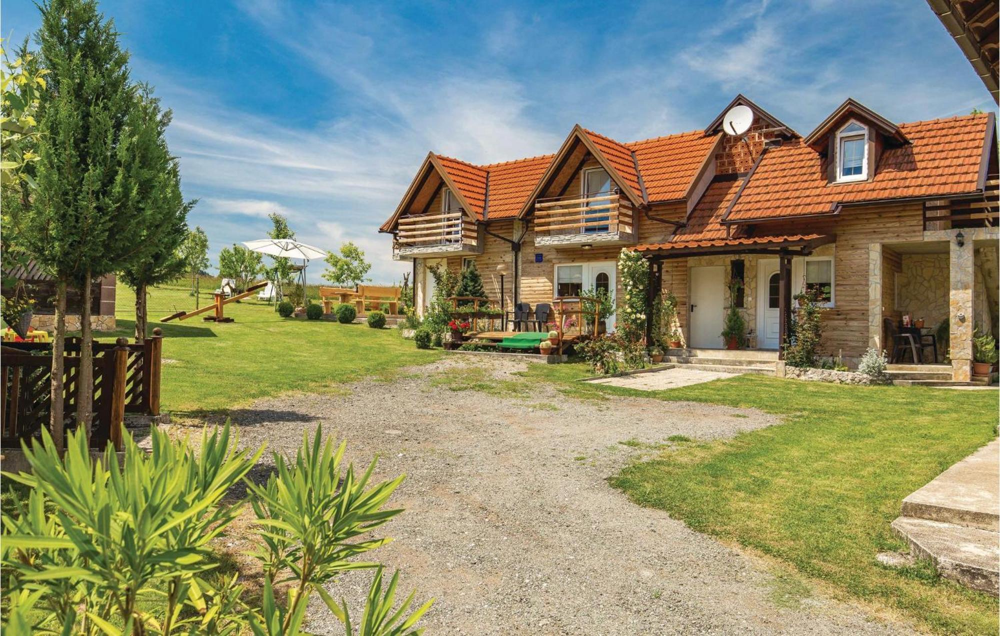 2 Bedroom Cozy Home In Licko Lesce Zewnętrze zdjęcie