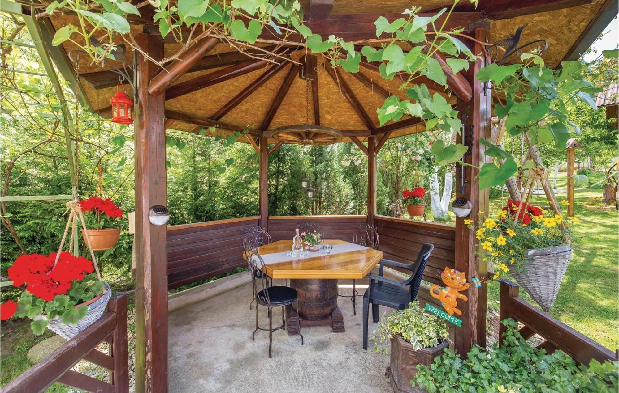 2 Bedroom Cozy Home In Licko Lesce Zewnętrze zdjęcie
