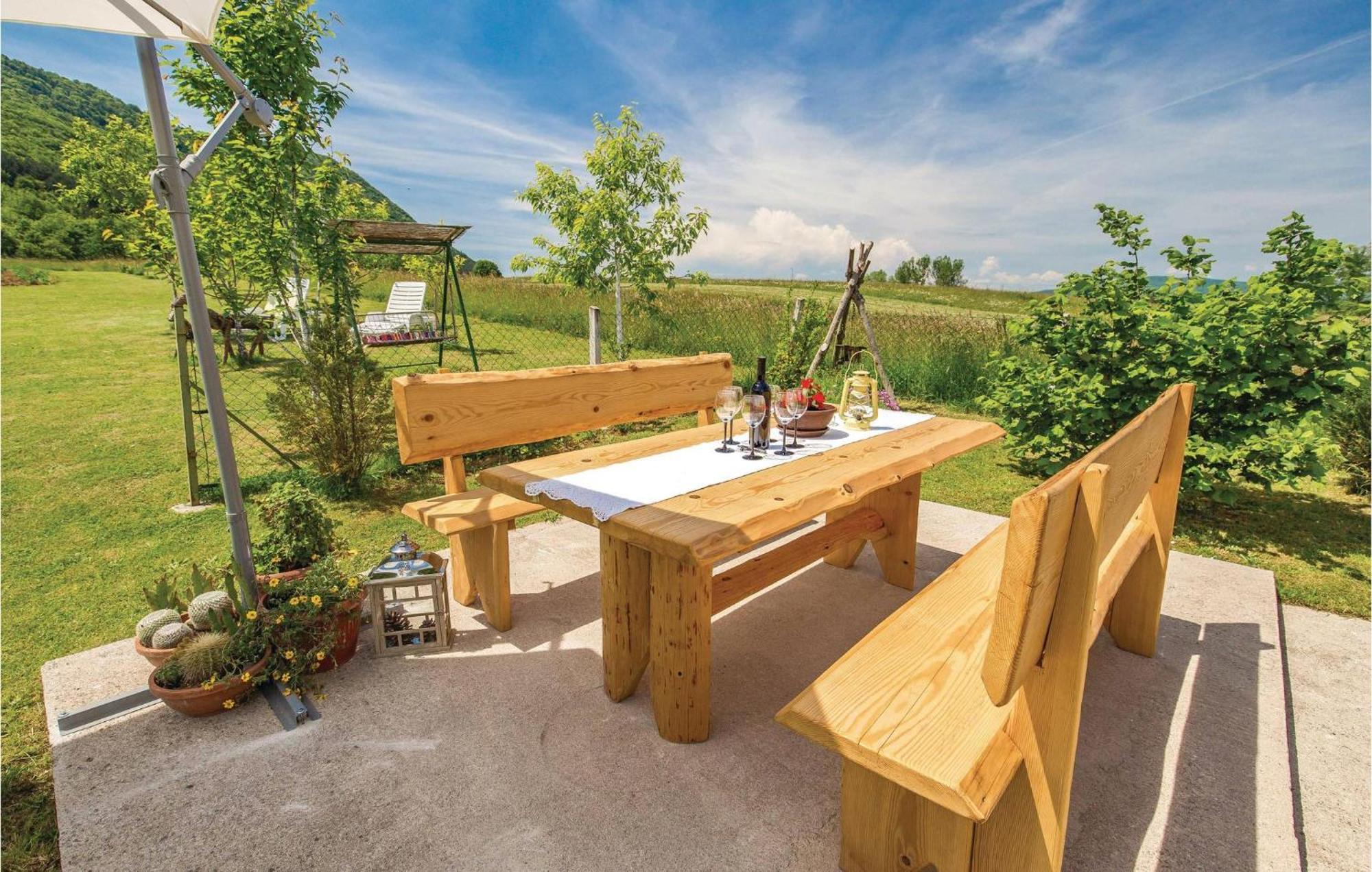 2 Bedroom Cozy Home In Licko Lesce Zewnętrze zdjęcie