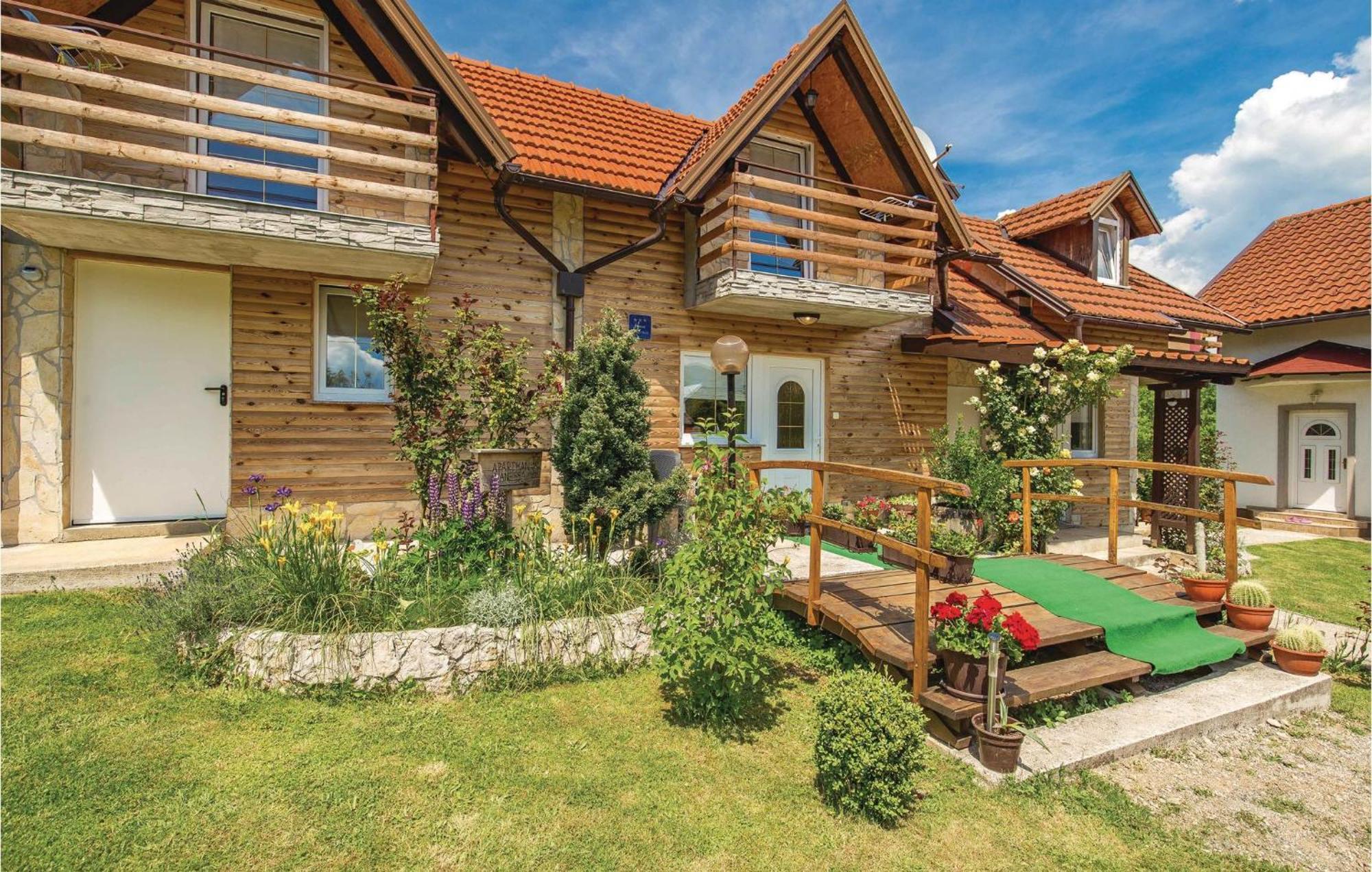2 Bedroom Cozy Home In Licko Lesce Zewnętrze zdjęcie