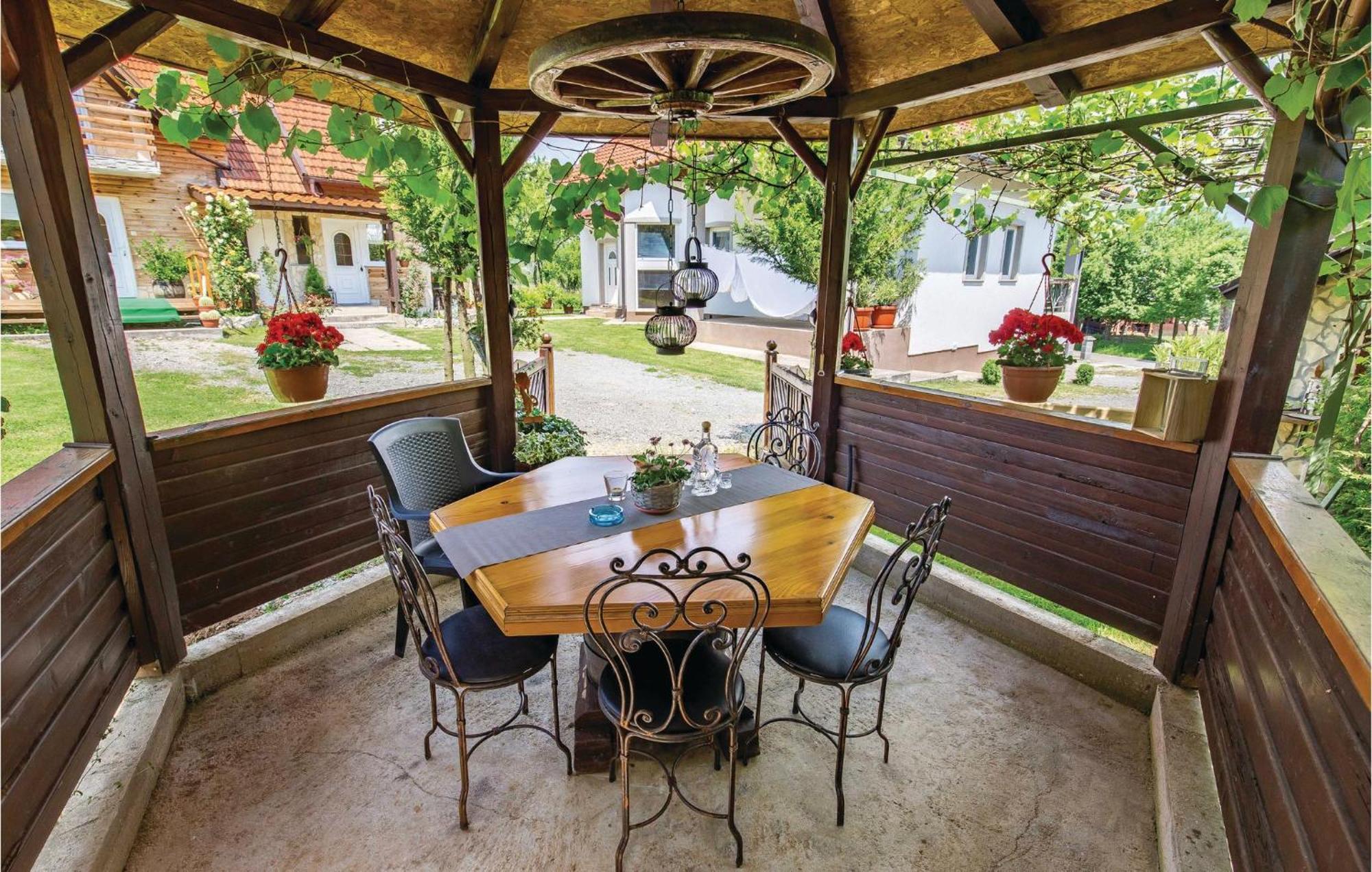 2 Bedroom Cozy Home In Licko Lesce Zewnętrze zdjęcie